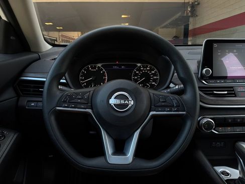 Used 2025 Nissan Altima 2.5 SV FWD image 31