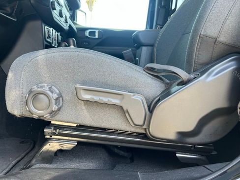 Used 2025 Jeep Wrangler Unlimited Sahara image 20