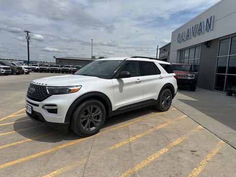 Used 2021 Ford Explorer XLT w/ Equipment Group 202A RWD image 3