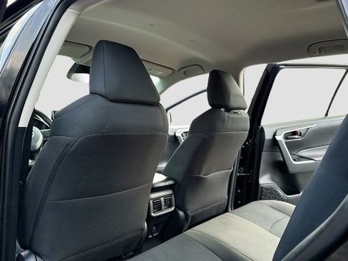 Used 2021 Toyota RAV4 LE AWD/4WD image 6