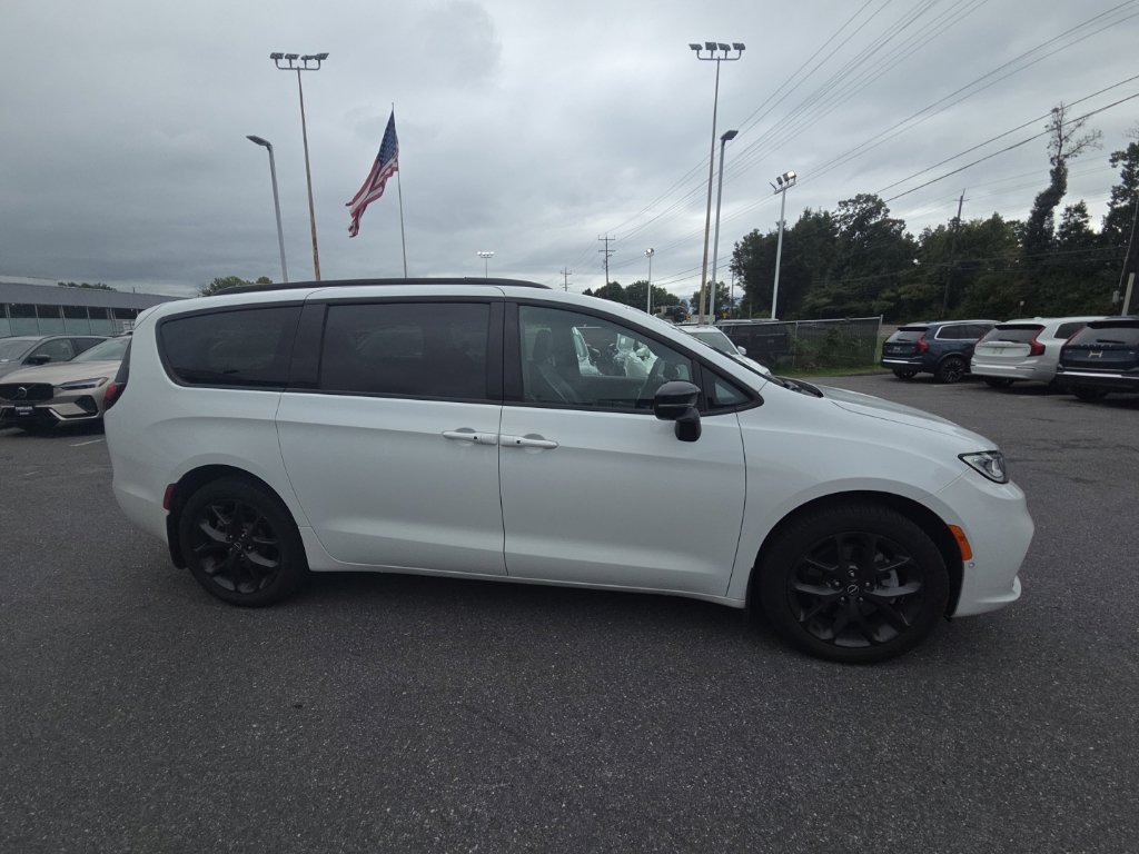 Used 2026 Chrysler Pacifica Limited w/ Uconnect Theater Family Group AWD/4WD image 5