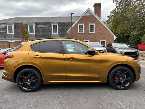 Used 2022 Alfa Romeo Stelvio Veloce AWD/4WD image 6