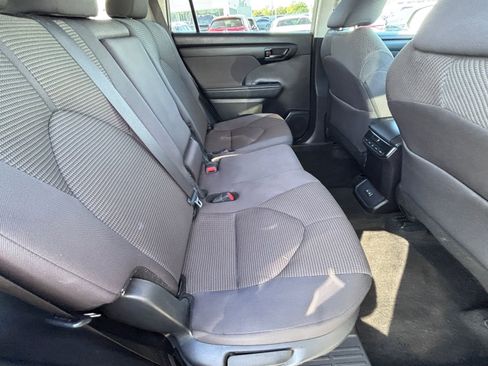 Used 2024 Toyota Highlander LE FWD image 15