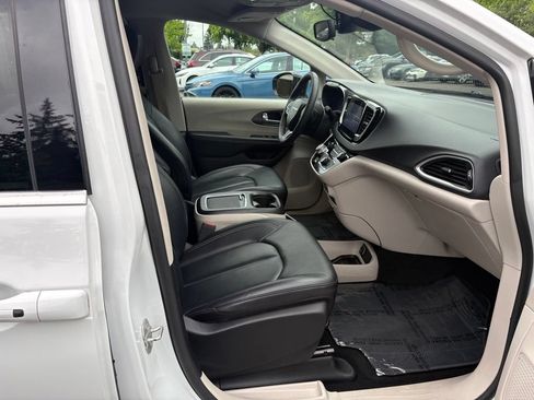 Used 2024 Chrysler Pacifica Touring-L FWD image 21