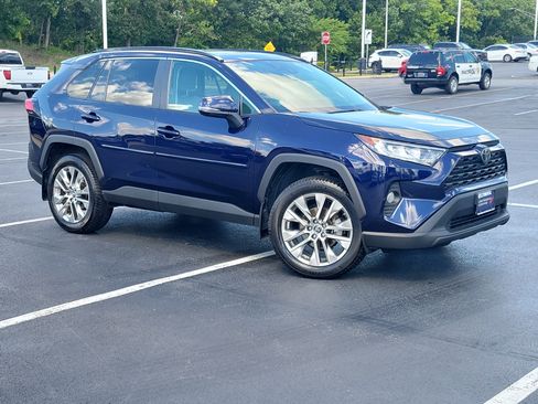 Used 2019 Toyota RAV4 XLE Premium w/ Cold Weather Package AWD/4WD image 32
