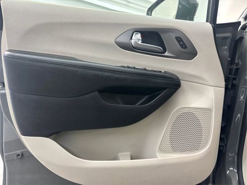 Used 2021 Chrysler Pacifica Touring-L image 23