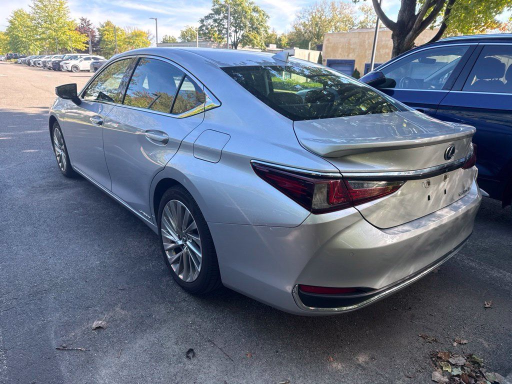 Used 2021 Lexus ES 300h w/ Accessory Package FWD image 4