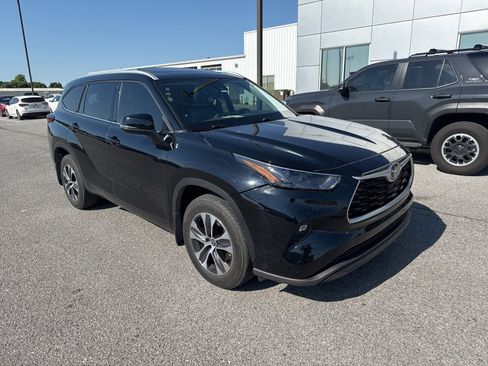 Used 2022 Toyota Highlander XLE AWD/4WD image 3