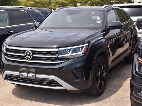 Used 2021 Volkswagen Atlas Cross Sport SE w/ Panoramic Sunroof Package FWD image 2