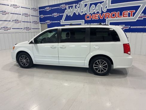 Used 2017 Dodge Grand Caravan SXT image 3