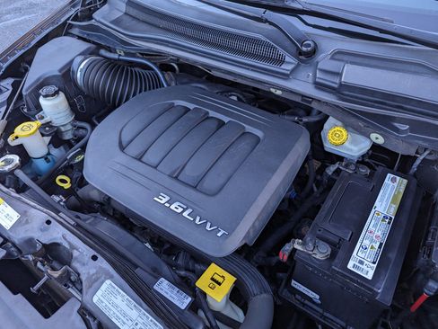 Used 2013 Chrysler Town & Country Touring image 50