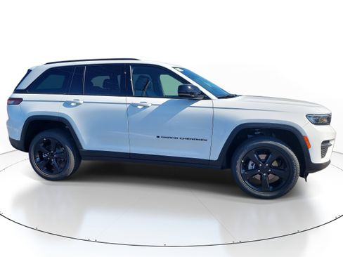New 2025 Jeep Grand Cherokee Altitude image 5