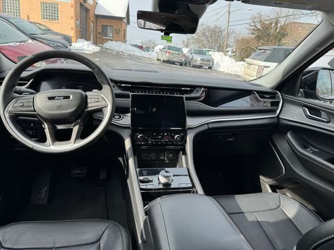 Used 2022 Jeep Grand Cherokee Limited w/ Luxury Tech Group II image 16