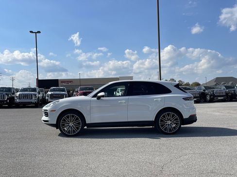 Used 2023 Porsche Cayenne Platinum Edition image 4