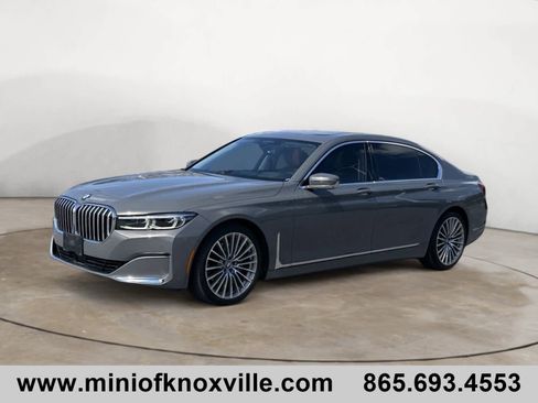 Used 2022 BMW 740i w/ Premium Package image 7