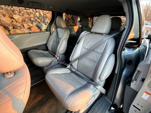 Used 2018 Toyota Sienna XLE w/ XLE Navigation Package image 25