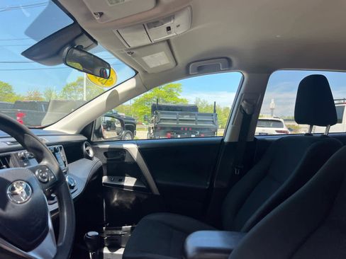 Used 2017 Toyota RAV4 LE AWD/4WD image 12