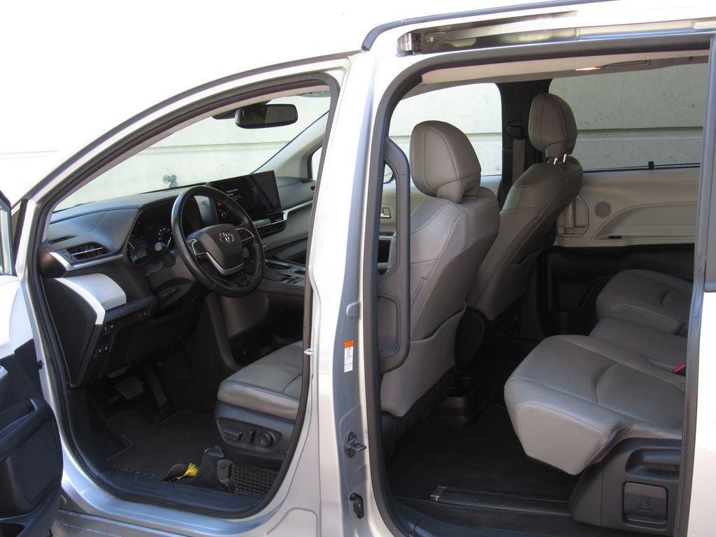 Certified 2025 Toyota Sienna XLE FWD image 14