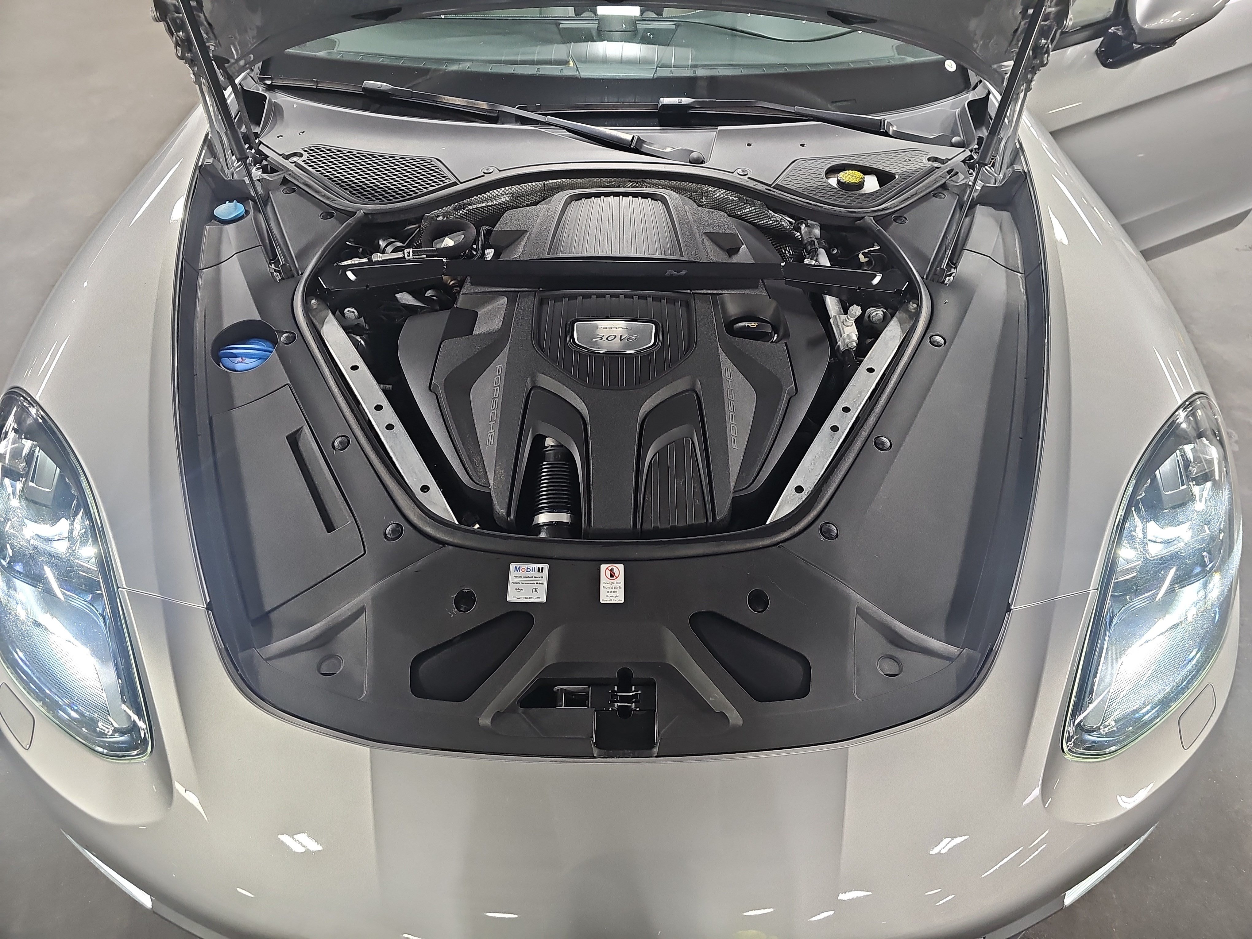 Used 2018 Porsche Panamera 4 AWD/4WD image 31