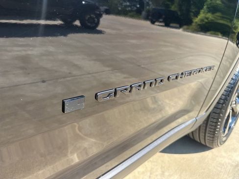 New 2025 Jeep Grand Cherokee L Limited w/ Black Appearance Package image 10