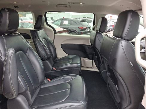 Used 2023 Chrysler Pacifica Touring-L FWD image 15