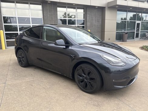 Used 2024 Tesla Model Y Long Range AWD/4WD image 2