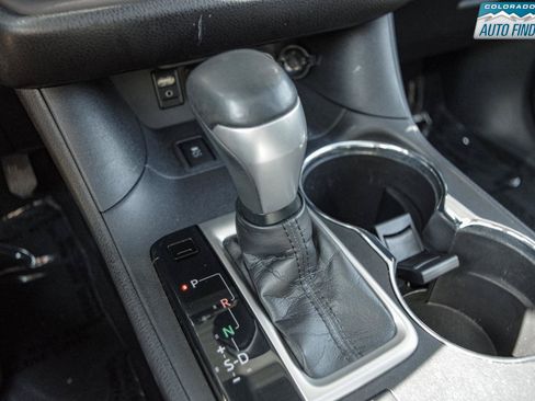 Used 2019 Toyota Highlander XLE AWD/4WD image 18