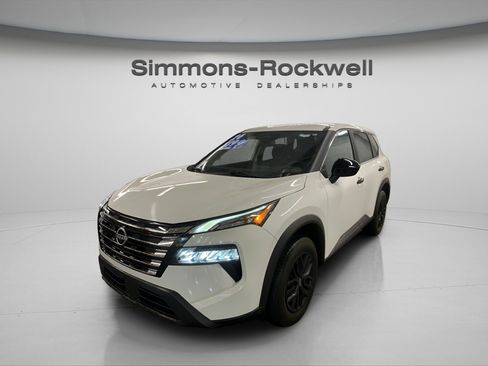 Used 2024 Nissan Rogue S image 1