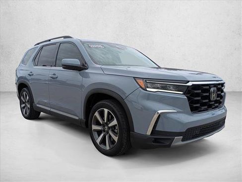 Used 2025 Honda Pilot Touring image 3