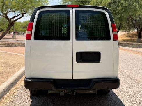 Used 2017 Chevrolet Express 2500 RWD image 4