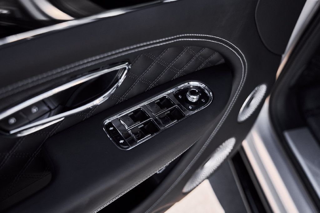 Used 2025 Bentley Bentayga AWD/4WD image 32