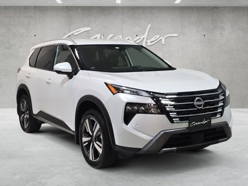 Used 2025 Nissan Rogue SL FWD image 2