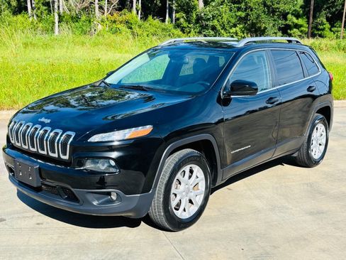 Used 2018 Jeep Cherokee Latitude Plus w/ Cold Weather Group image 1