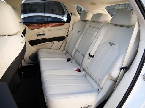 New 2025 Bentley Bentayga Plug-In Hybrid image 18