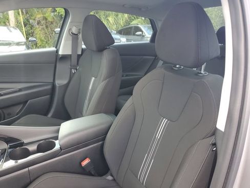 Certified 2025 Hyundai Elantra SEL FWD image 11