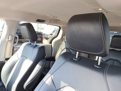 Used 2024 Chrysler Pacifica Touring-L image 15