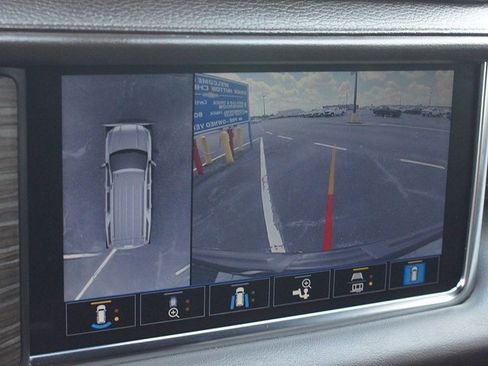 Used 2021 GMC Yukon Denali w/ Denali Premium Package image 7