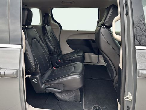 Used 2023 Chrysler Pacifica Touring-L image 22