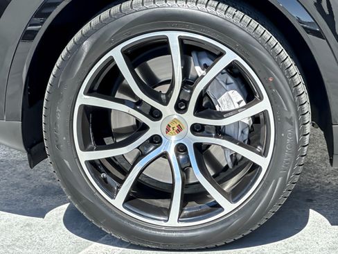 Used 2023 Porsche Cayenne Platinum Edition AWD/4WD image 26
