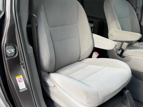 Used 2018 Toyota Sienna LE FWD image 34