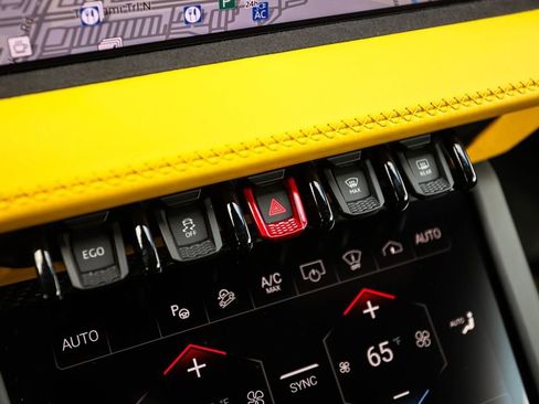 Used 2025 Lamborghini Urus SE AWD/4WD image 40