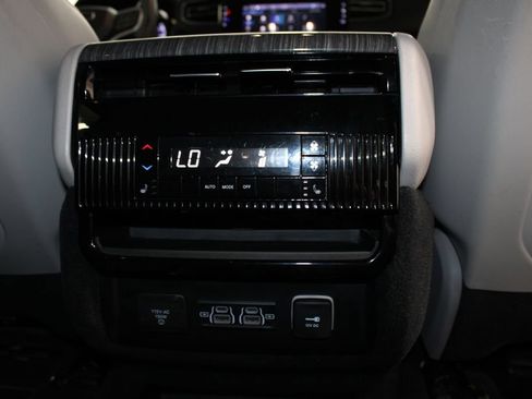 Used 2022 Jeep Wagoneer Series III w/ Flexible Seating Group AWD/4WD image 33