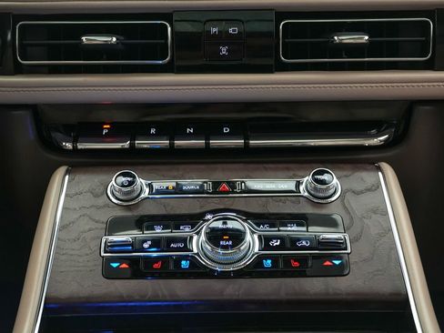 Used 2022 Lincoln Aviator Reserve w/ Equipment Group 201A AWD/4WD image 17