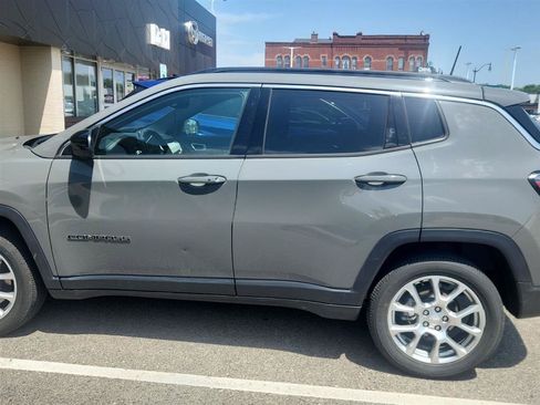 Used 2023 Jeep Compass Latitude w/ Sun and Sound Group AWD/4WD image 6