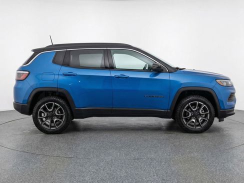 Used 2025 Jeep Compass Trailhawk image 11