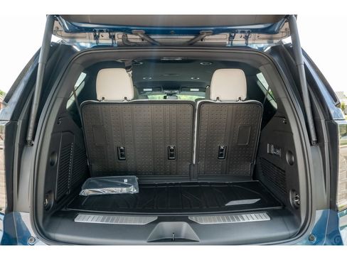 Used 2025 Chevrolet Tahoe Premier AWD/4WD image 16
