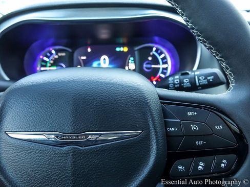 Used 2022 Chrysler Pacifica Limited w/ Uconnect Theater Family Group image 21