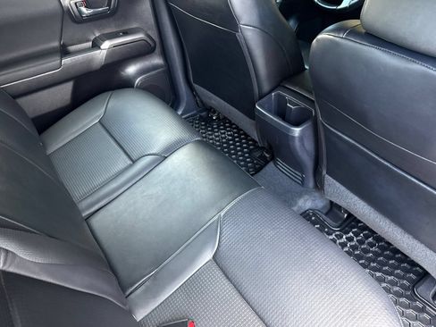 Used 2020 Toyota Tacoma SR5 AWD/4WD image 16