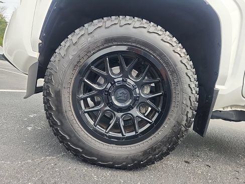 Used 2024 Toyota Tacoma SR5 AWD/4WD image 14