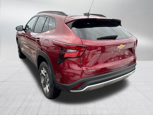 Used 2025 Chevrolet Trax LT w/ LT Convenience Package image 4
